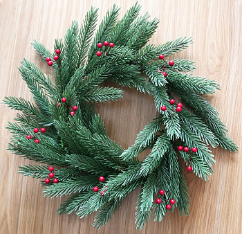 Венок хвойный С ягодами (45 см) 307-149